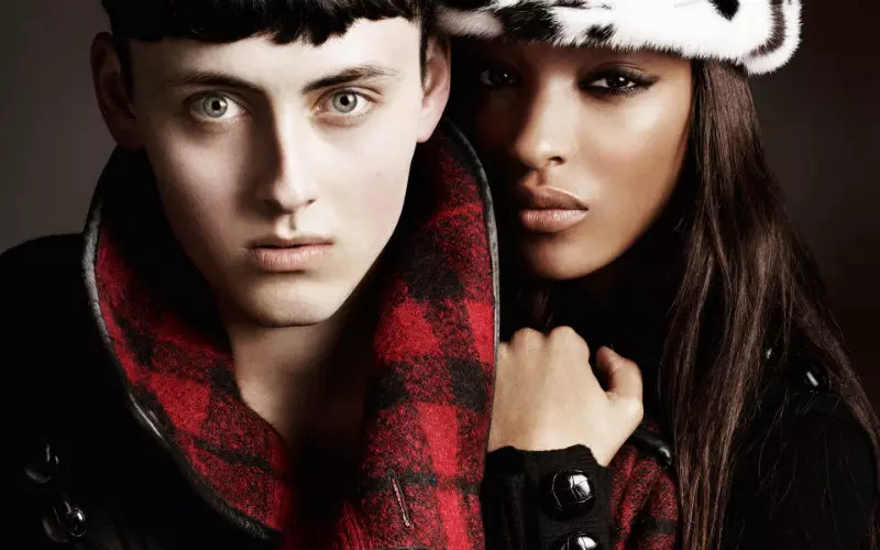 Jourdan Dunn & Cara Delevingne por Burberry Aŭtuno 2011 Kampanjo de Mario Testino