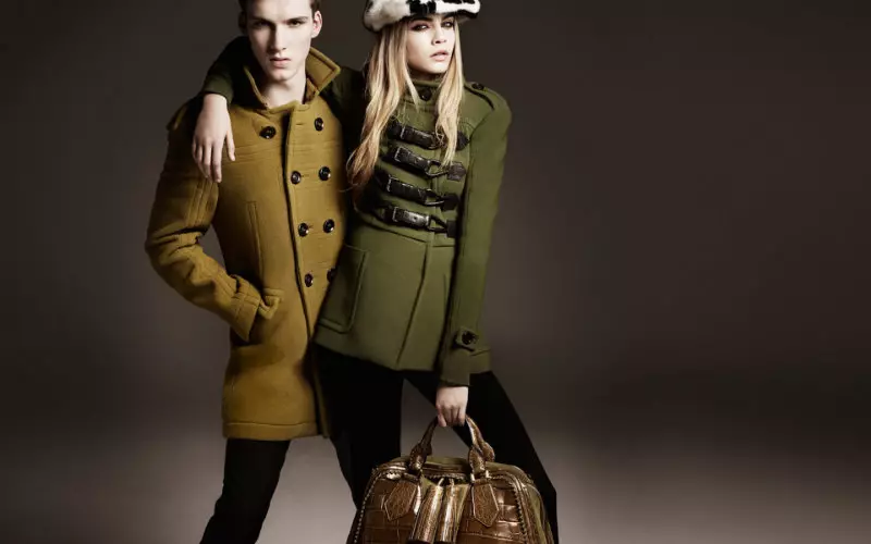 Jourdan Dunn & Cara Delevingne para sa Burberry Fall 2011 Campaign ni Mario Testino