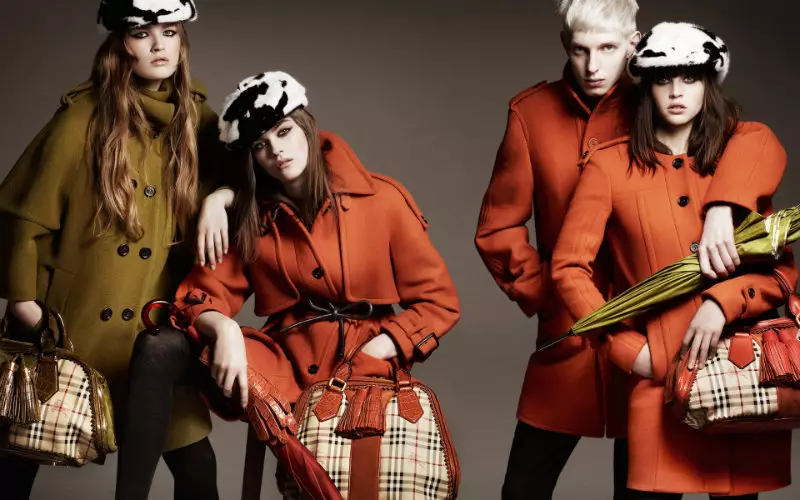 Jourdan Dunn és Cara Delevingne a Burberry Fall 2011 kampányában, Mario Testino