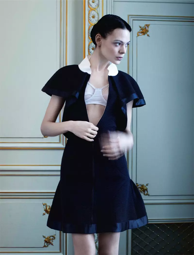 Kinga Rajzak von John-Paul Pietrus in Chanel für Harper's Bazaar Singapore
