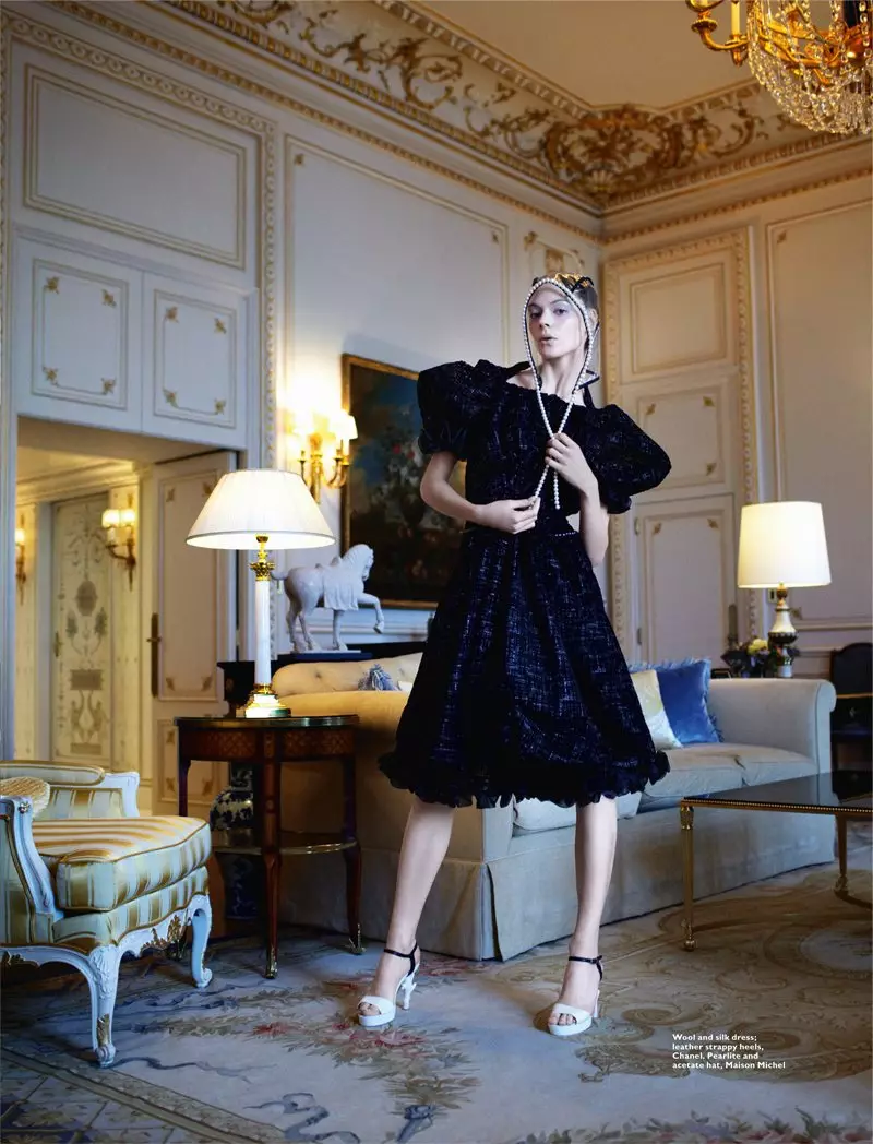 Kinga Rajzak deur John-Paul Pietrus in Chanel vir Harper's Bazaar Singapore