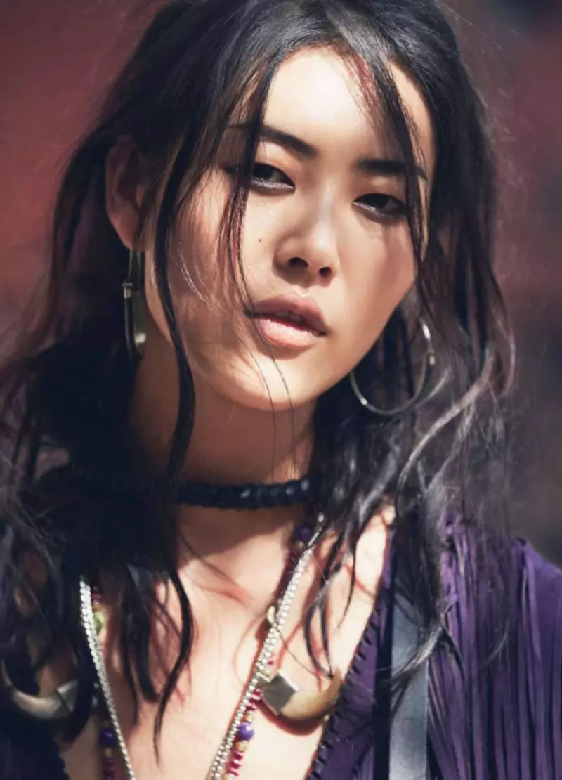 Liu Wen krijgt haar close-up en draagt haar haar in warrige golven met glinsterende oogschaduw