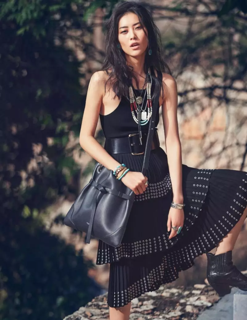 Liebsa bl-iswed, Liu Wen timmudella tank top tal-Kollezzjoni Michael Kors u dublett ippjegat b'tiżjin tal-grommet