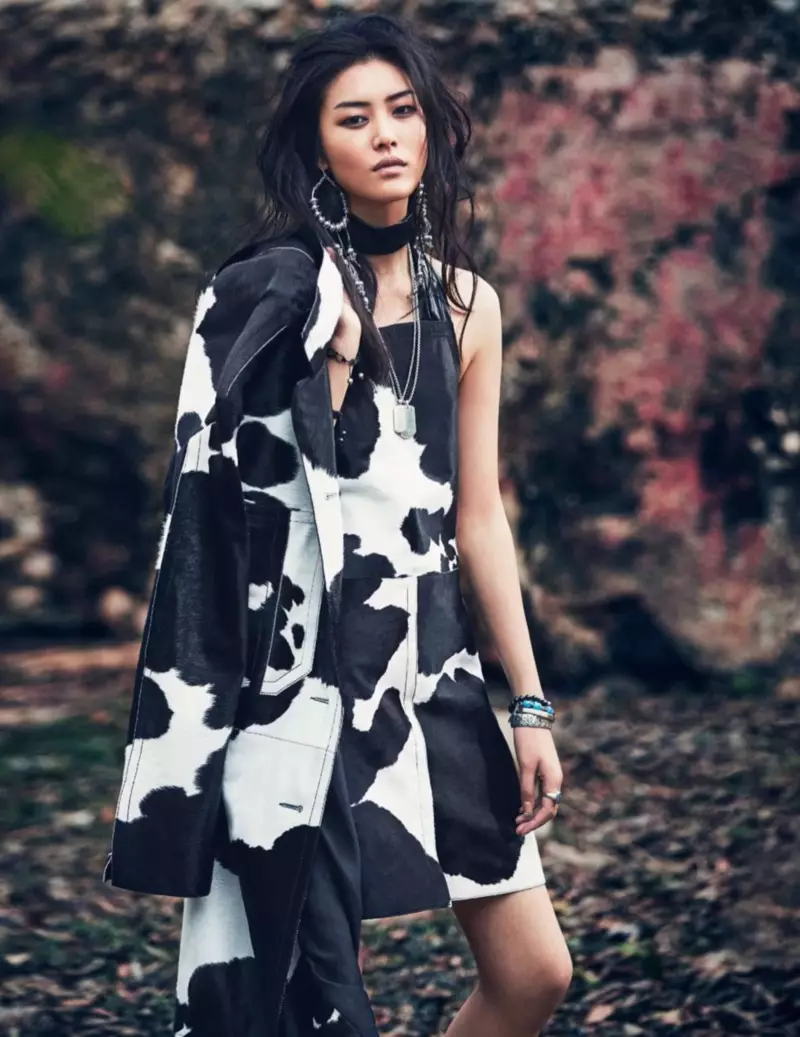 Liu Wen modelos Nina Ricci vestido e chaqueta de coiro con estampado de vaca