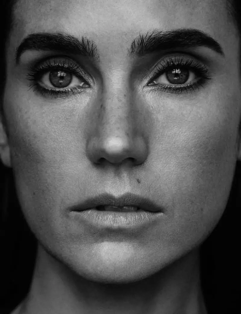 Jennifer Connelly di nîgarek reş û spî ya nêzîk de bi awirek makyajê ya mînîmal dişoxilîne