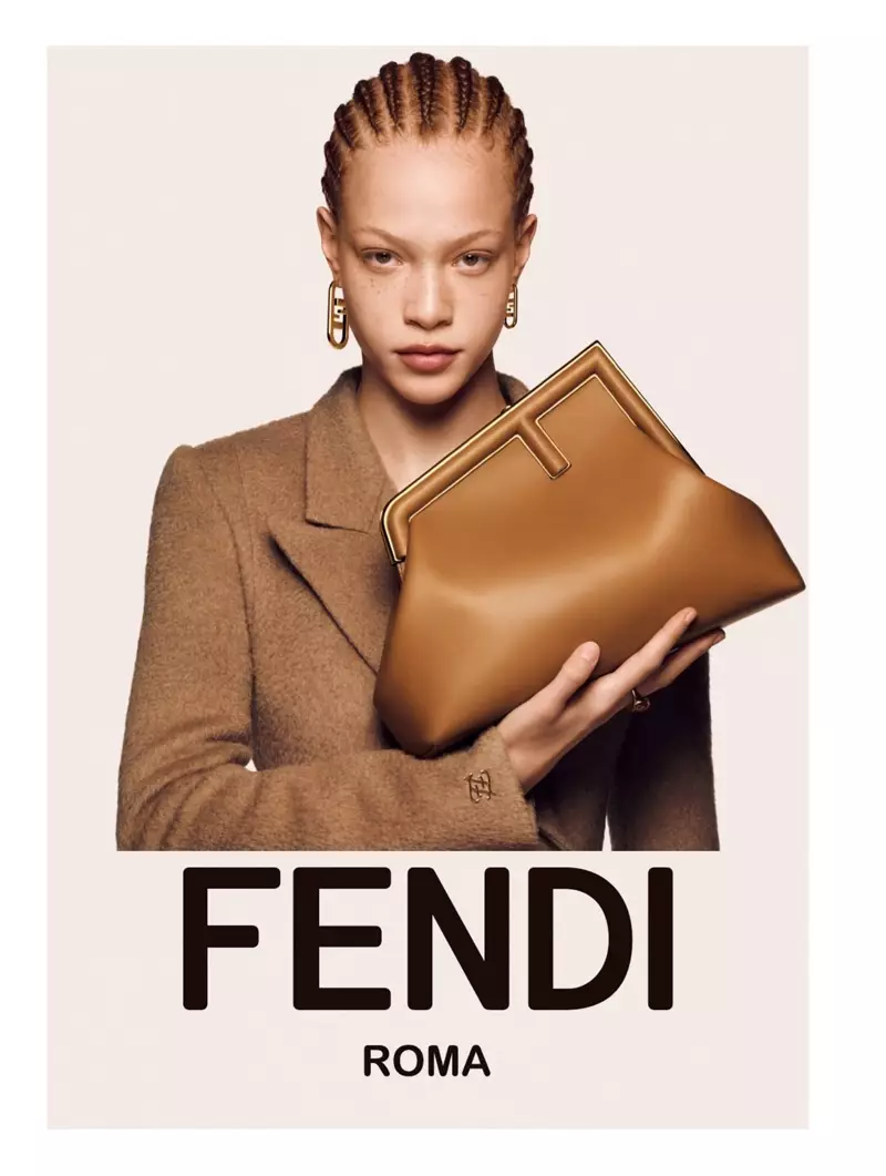 Тианна Сент-Луис позирует с сумкой Fendi First для кампании Fendi осень-зима 2021.
