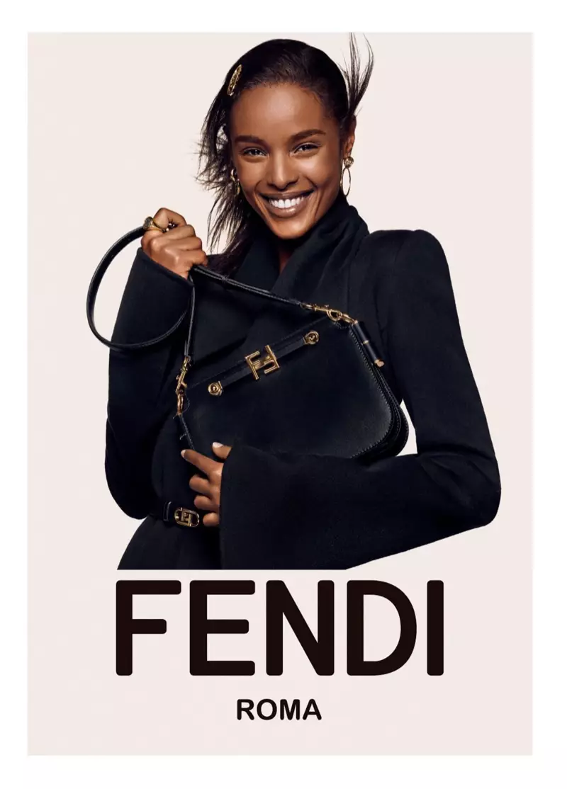 Малика Лубак улыбается в рекламной кампании Fendi осень-зима 2021.