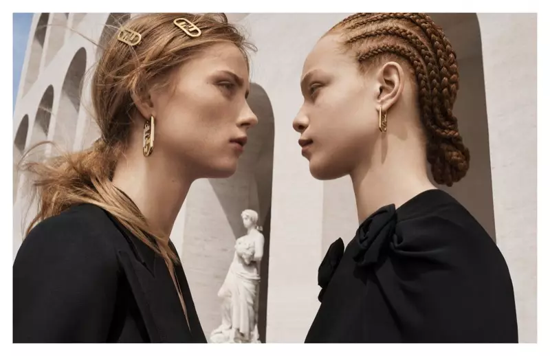 Рианна ван Ромпей и Тианна Сент-Луис в рекламной кампании Fendi осень-зима 2021.