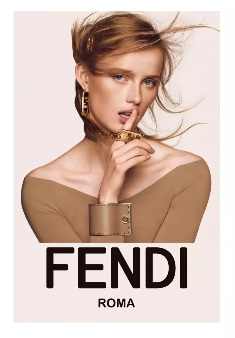 Модель Рианна ван Ромпей появилась в рекламной кампании Fendi осень-зима 2021.