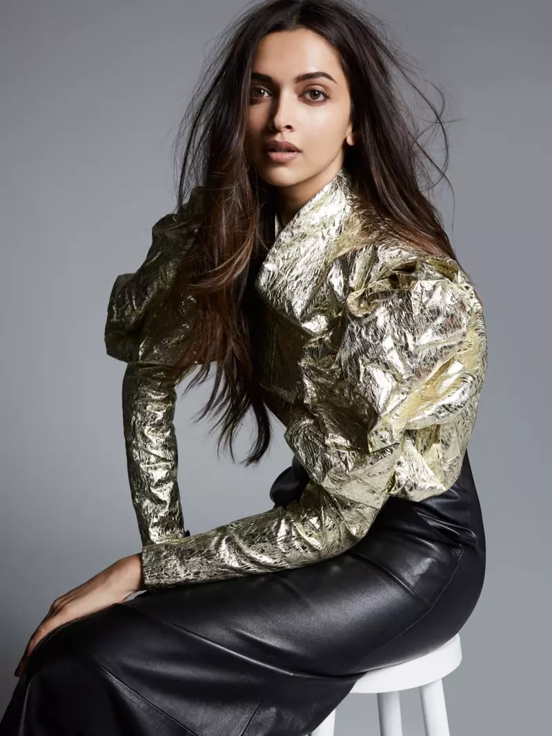 Deepika Padukone fergruttet de glansfaktor en draacht metallyske blouse en learen rok