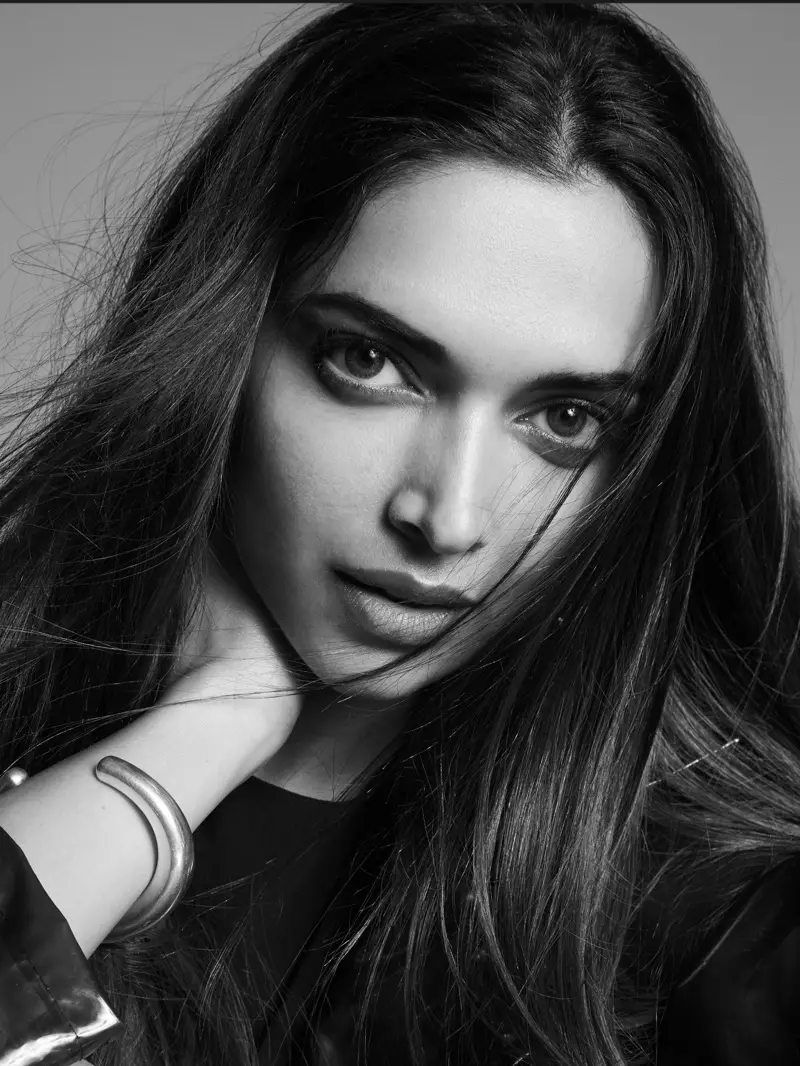 Deepika Padukone, pripravená na detailný záber, nosí vlasy v uhladených vlnách