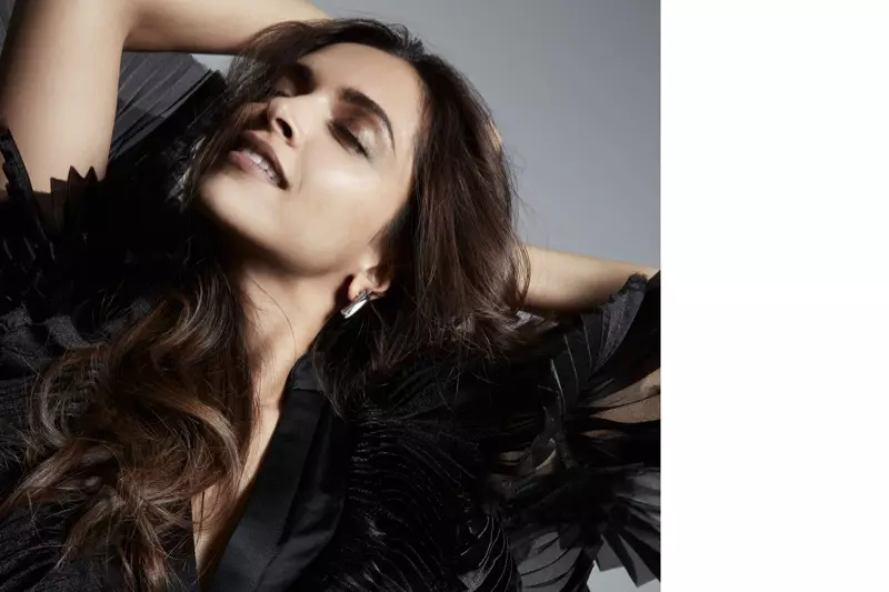 Aktris Deepika Padukone pose dina pakéan Khosla Jani sareng anting Simon Harrison