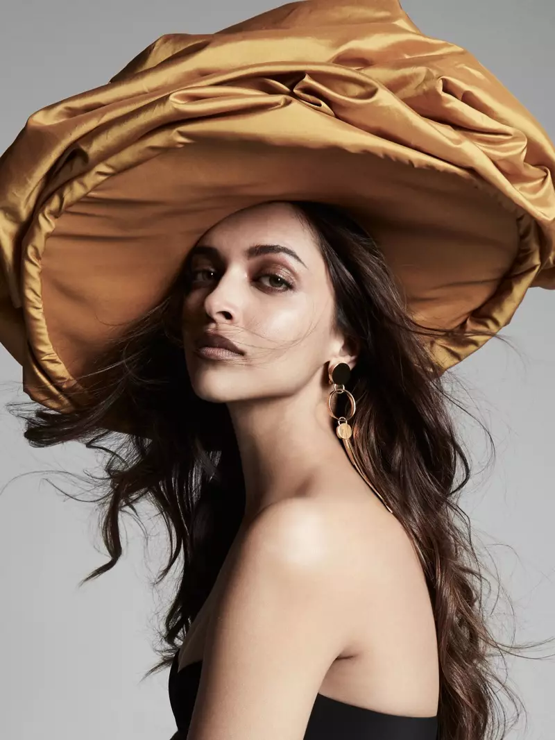 Deepika Padukone ពាក់ក្បាលធំ