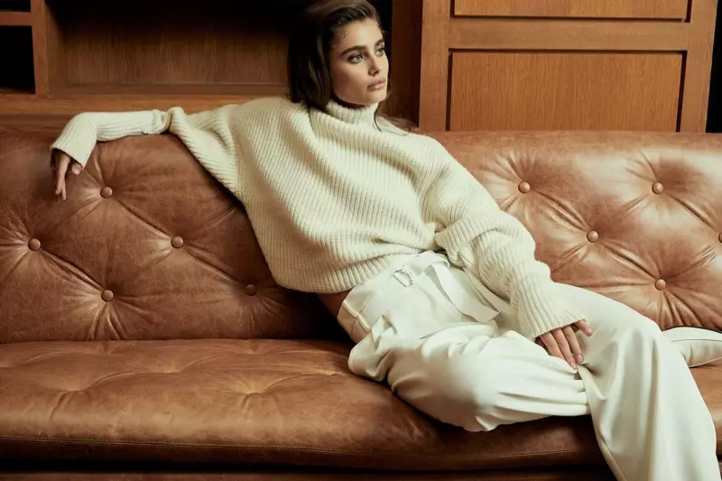 Taylor Hill modella una moda neutrale chic per PORTER Edit