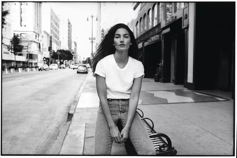 តារាម៉ូដែល Lily Aldridge ស្លៀកអាវយឺតពណ៌ស និងខោខូវប៊យពី Levi's