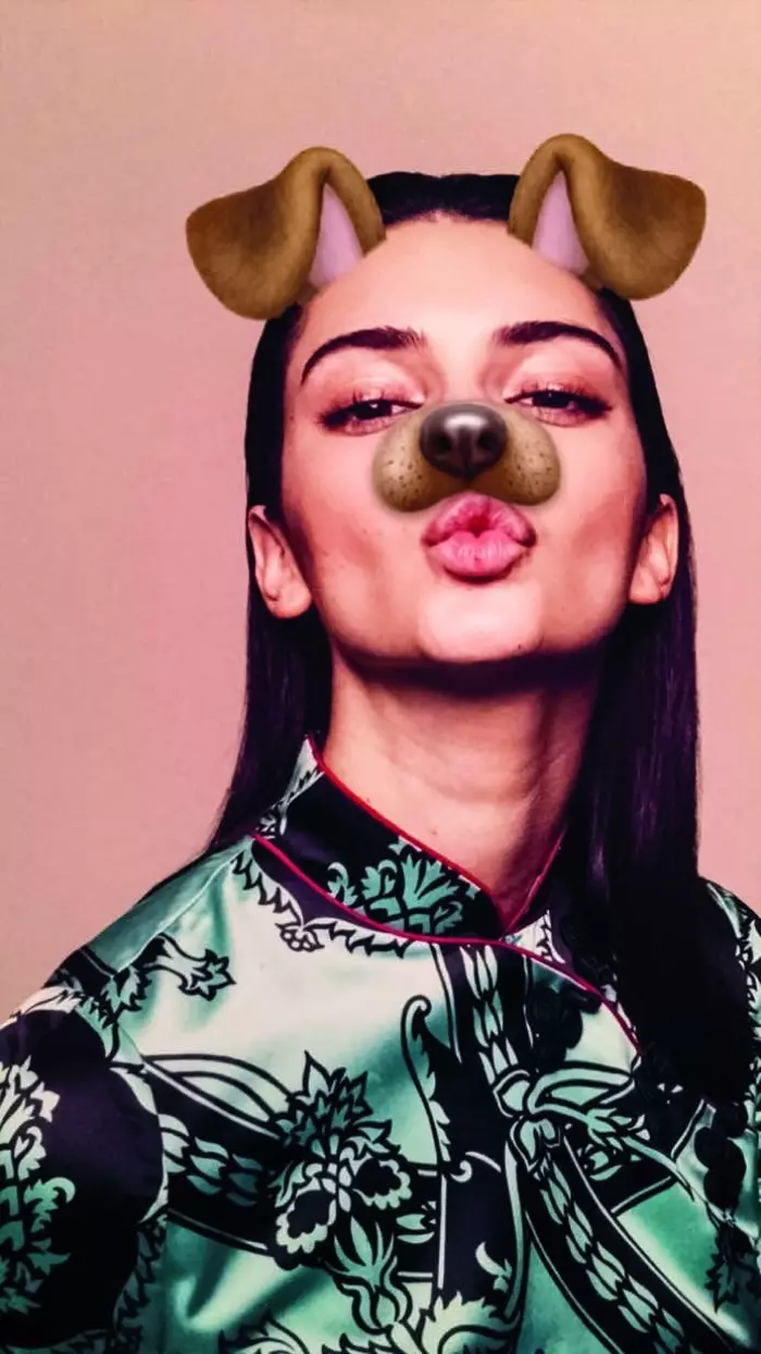 Kendall Jenner pose kalawan Ceuli anjing