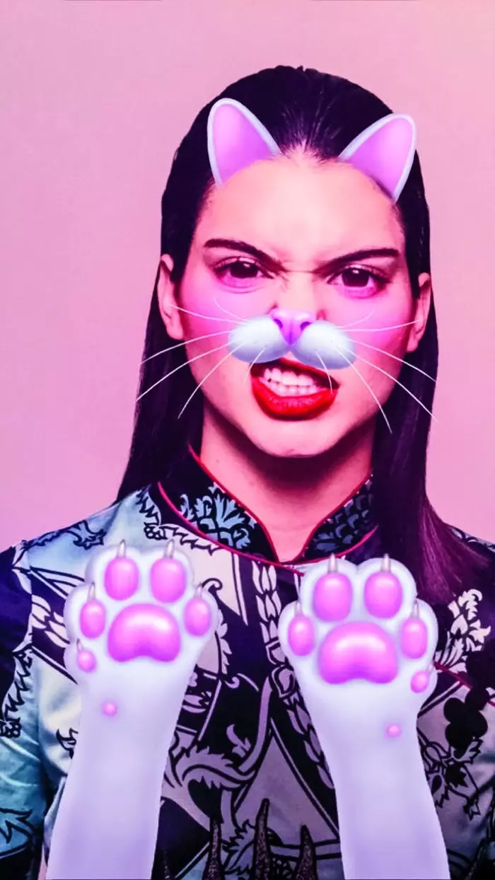 Paka miguu juu huku Kendall Jenner akivaa chujio cha paka