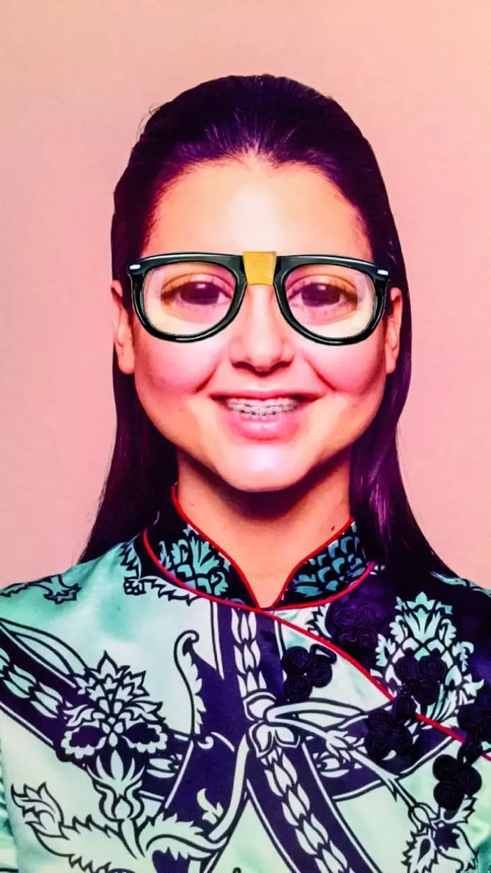 Kendall Jenner canalizza un'adolescente geek con gli occhiali con l'apparecchio