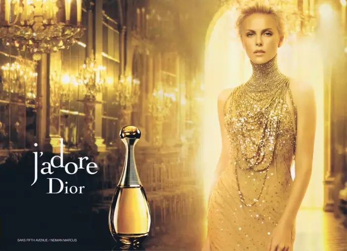 Os anuncios adoitan presentar á actriz mergullada en ouro. Foto: Campaña J'adore Dior de 2012 con Charlize Theron.