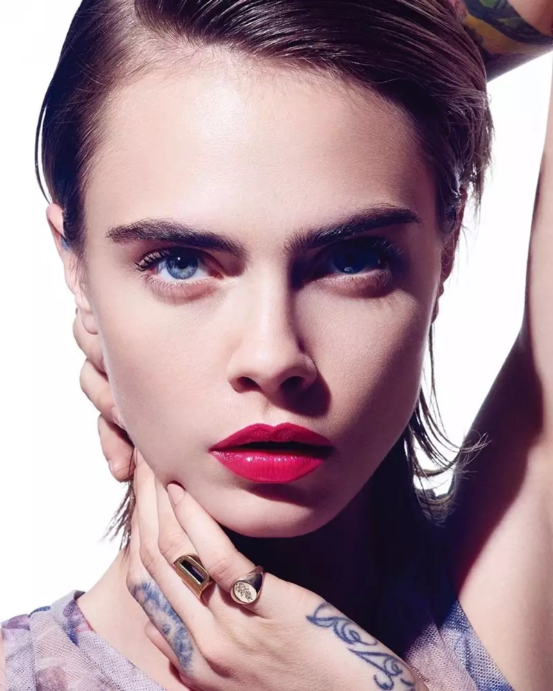 Cara Delevingne Vogue Korea සඳහා Dior Makeup වලින් බැබළෙයි