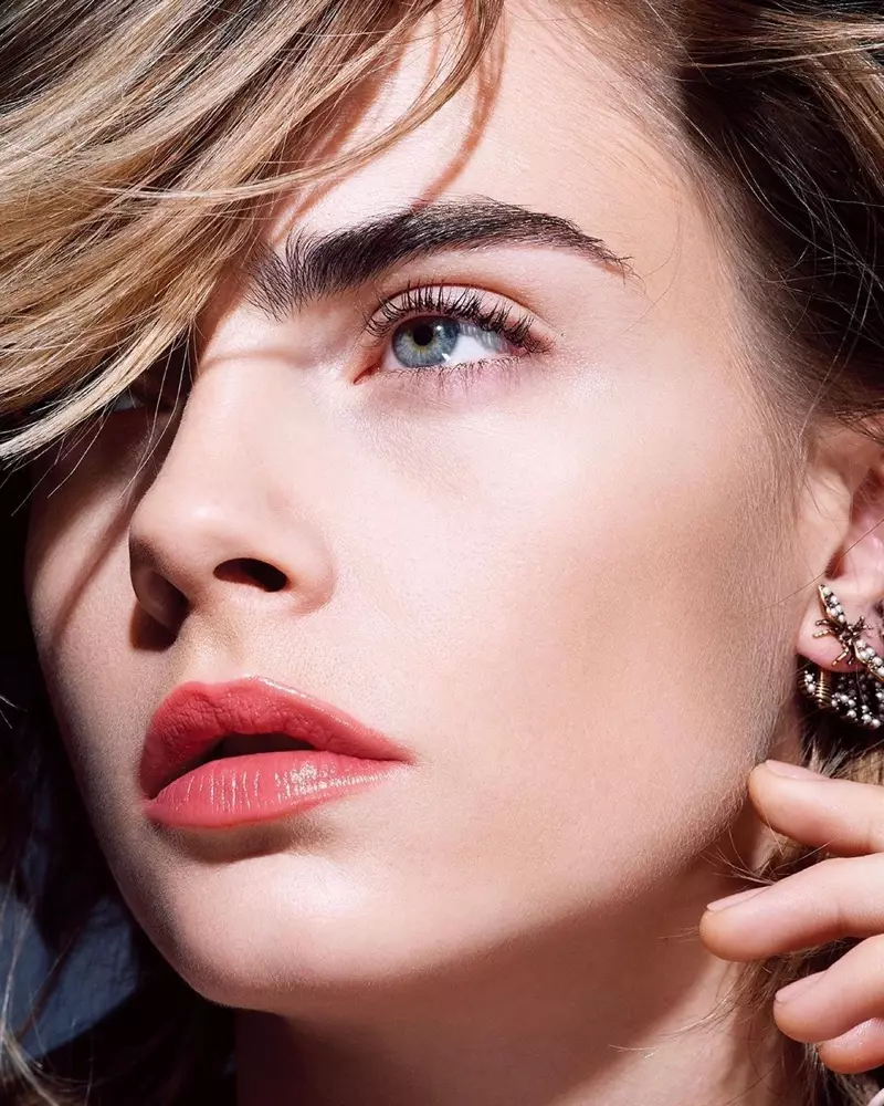 Cara Delevingne Bersinar dina Makeup Dior pikeun Vogue Korea