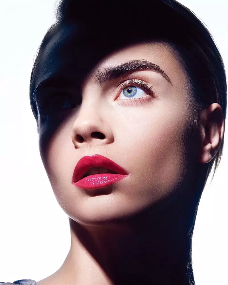 Cara Delevingne ag taitneamh i Makeup Dior do Vogue Korea