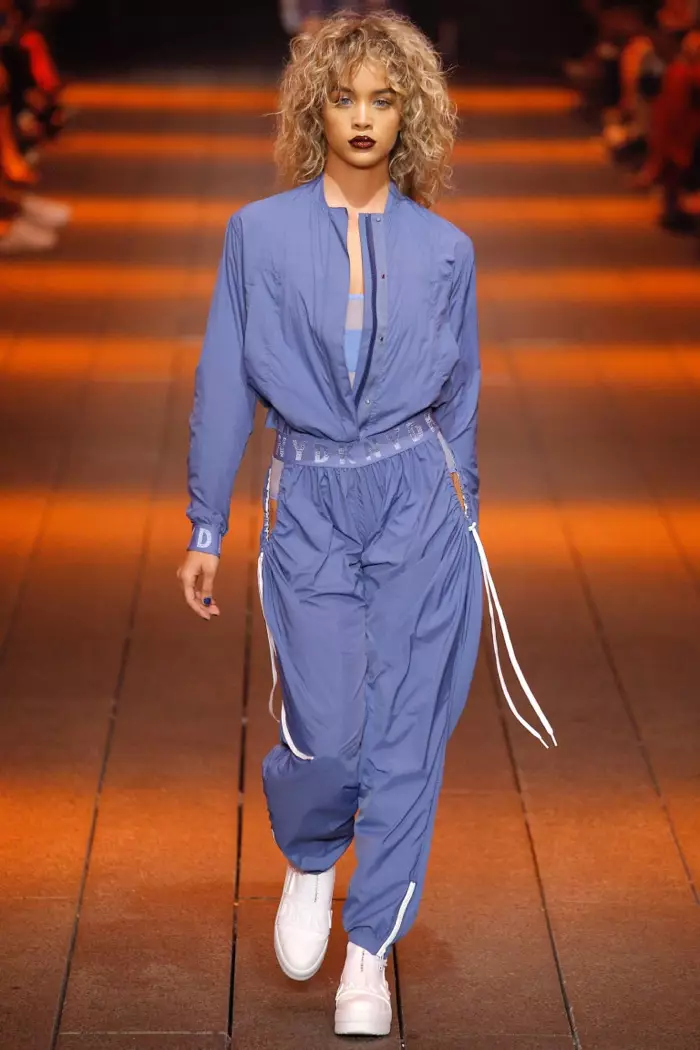 DKNY Spring 2017: Jasmine Sanders tana tafiya kan titin jirgin sama cikin jaket ɗin blue ɗin tambarin nailan tambarin bam, pant mai tambarin nailan da rigar rigar rigar rigar rigar.