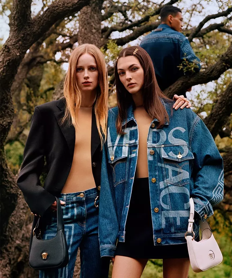 Versace markearret denim yn kampanje foar hjerst 2021.