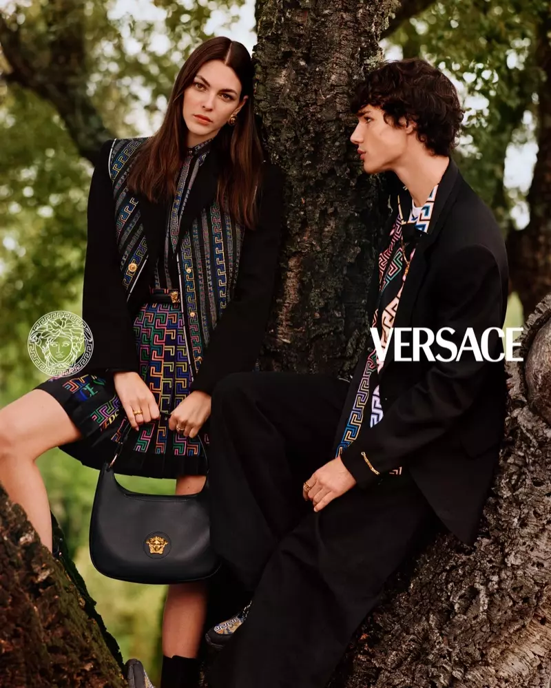 Vittoria Ceretti แสดงในแคมเปญ Versace ก่อนฤดูใบไม้ร่วงปี 2021