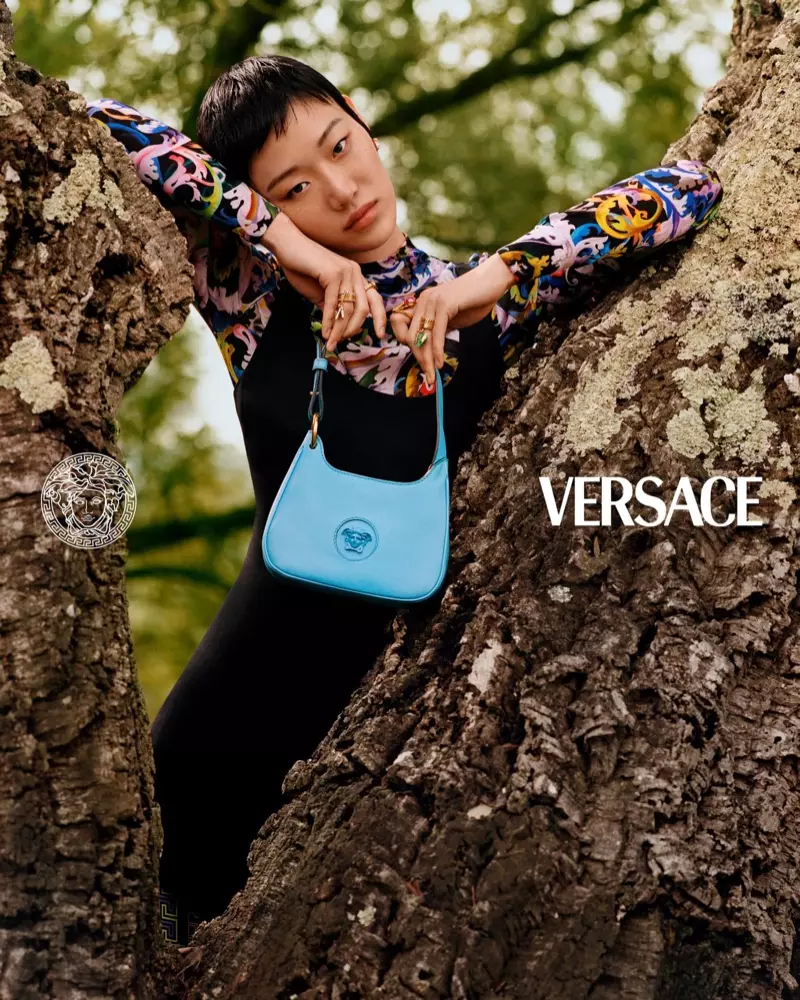 Sora Choi posearret mei La Medusa tas foar Versace pre-fall 2021 kampanje.