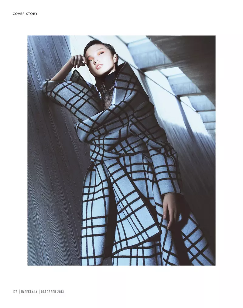 Xiao Wen Ju es posa futurista per a Charles Guo a Modern Weekly Spread