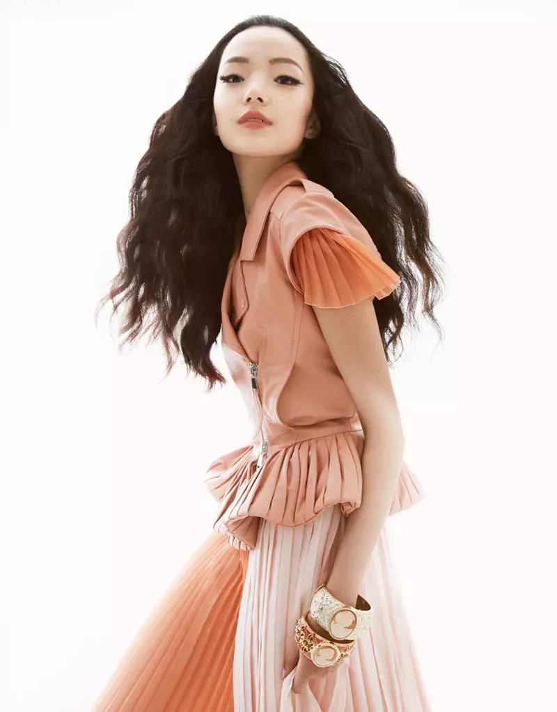 Xiao Wen Ju pose pour Greg Kadel dans Pastels pour Vogue Chine mars 2013