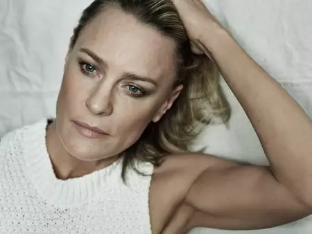 Robin Wright poseer in Elegant Looks for The Edit