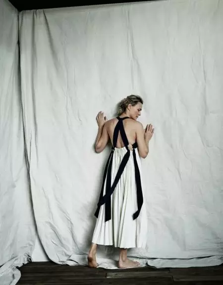 Robin Wright Poses hauv Elegant Looks for The Edit