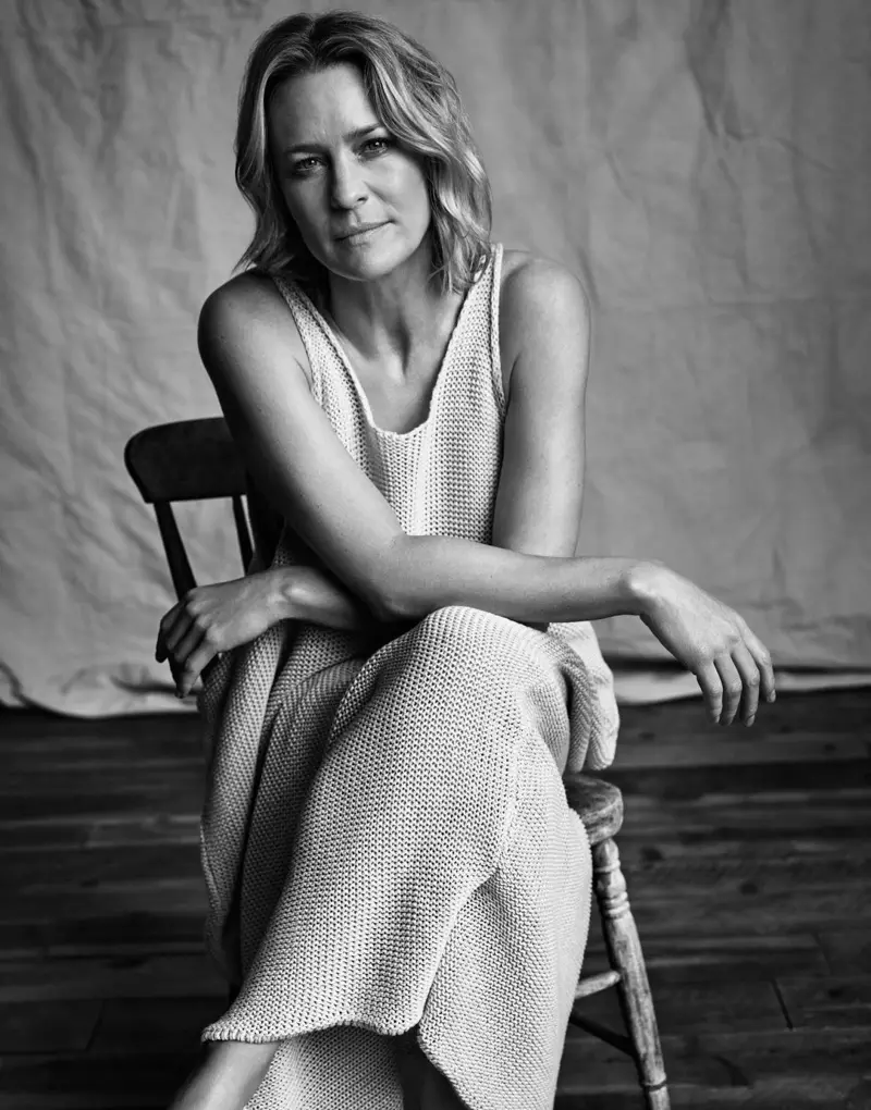 Robin Wright ស្លៀករ៉ូប Stella McCartney និងធុង