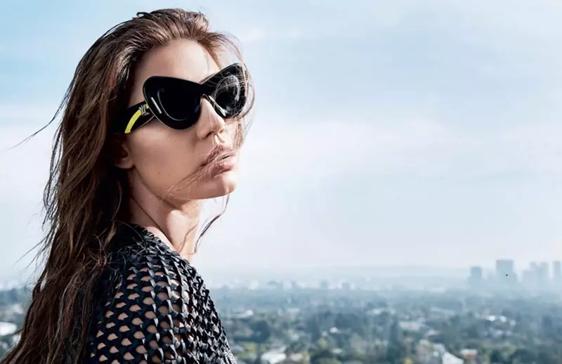 Apanhando sol, Adèle Exarchopoulos usa óculos de sol e top Louis Vuitton