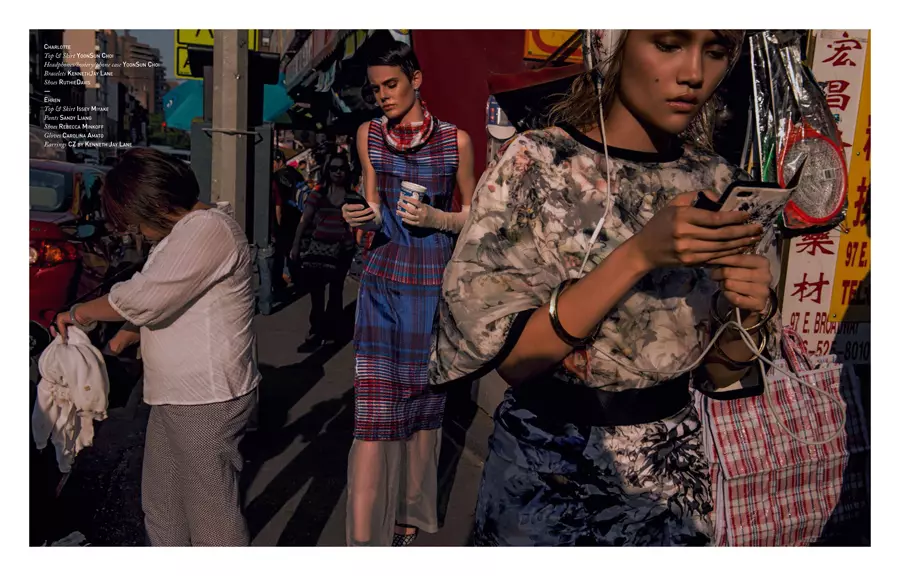 Ehren et Charlotte descendent dans la rue pour Tomorrow's Journal de Jens Stoltze