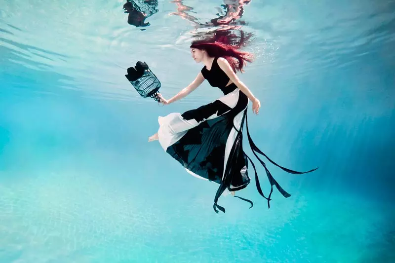 Ang 'Wonderland Couture' Campaign ng Feline Blush ay Nag-aalok ng Underwater Imagery ni Ilse Moore