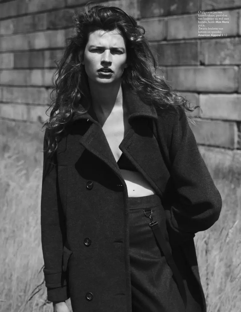 Bette Franke waxay ku taal qolka Roomy Coats ee Vogue Netherlands