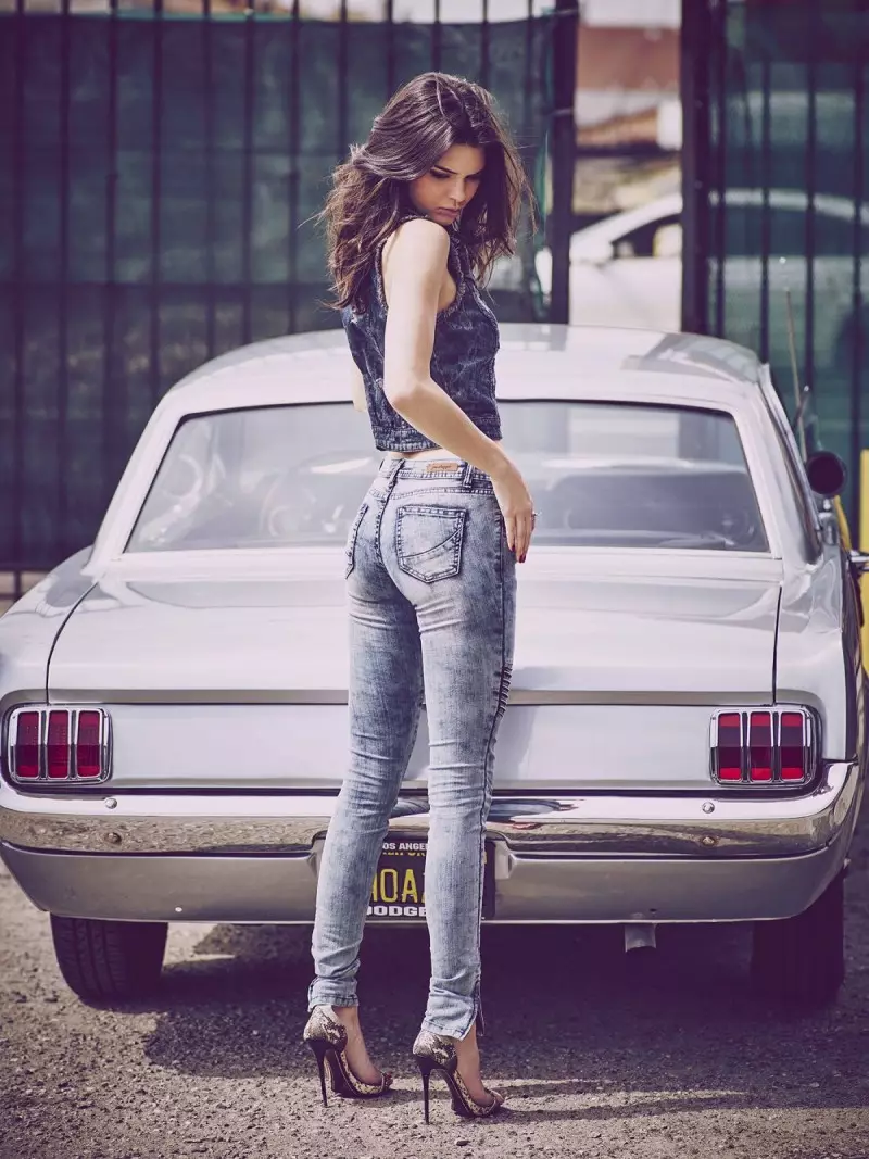 Portant une paire de talons sexy, Kendall Jenner montre ses fesses.
