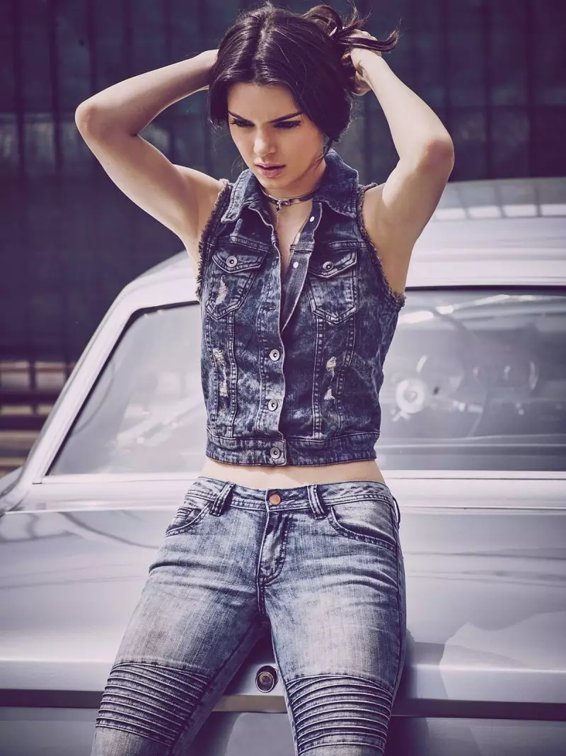 Penshoppe के लिए Kendall Jenner ने डिस्ट्रेस्ड डेनिम को अपनाया.