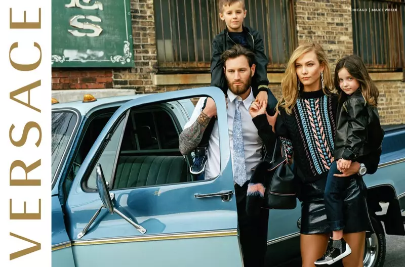 Karlie Kloss 在范思哲 2016 年秋季广告中扮演时尚妈妈