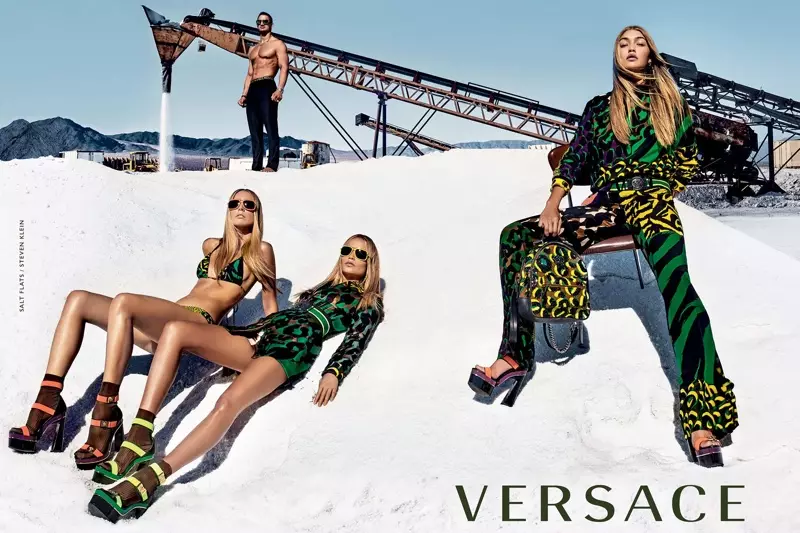 吉吉·哈迪德 (Gigi Hadid) 在范思哲 (Versace) 的首场广告中摆姿势