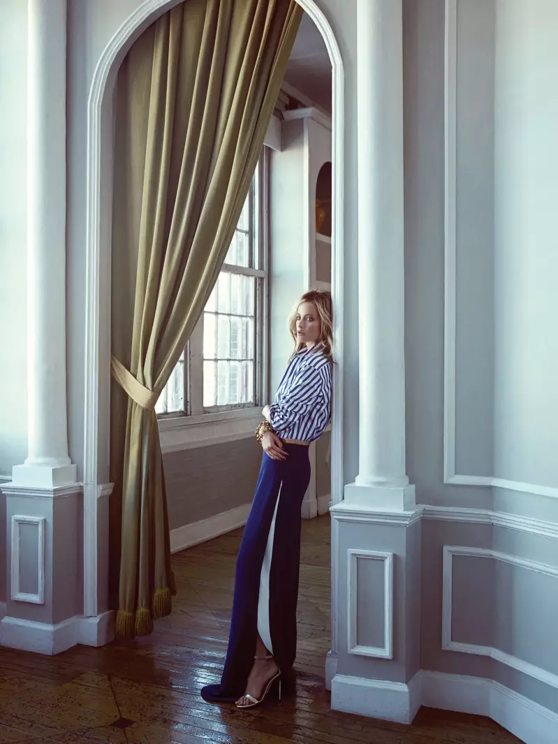 Carolyn Murphy ofrece vibraciones náuticas con una camisa a rayas y pantalones palazzo de Ralph Lauren.