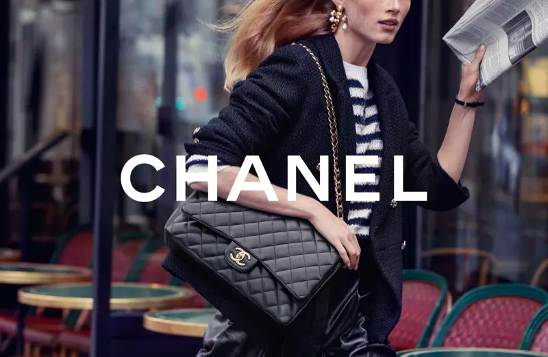 Chithunzi chochokera ku kampeni ya Chanel Iconic Bag 2021.