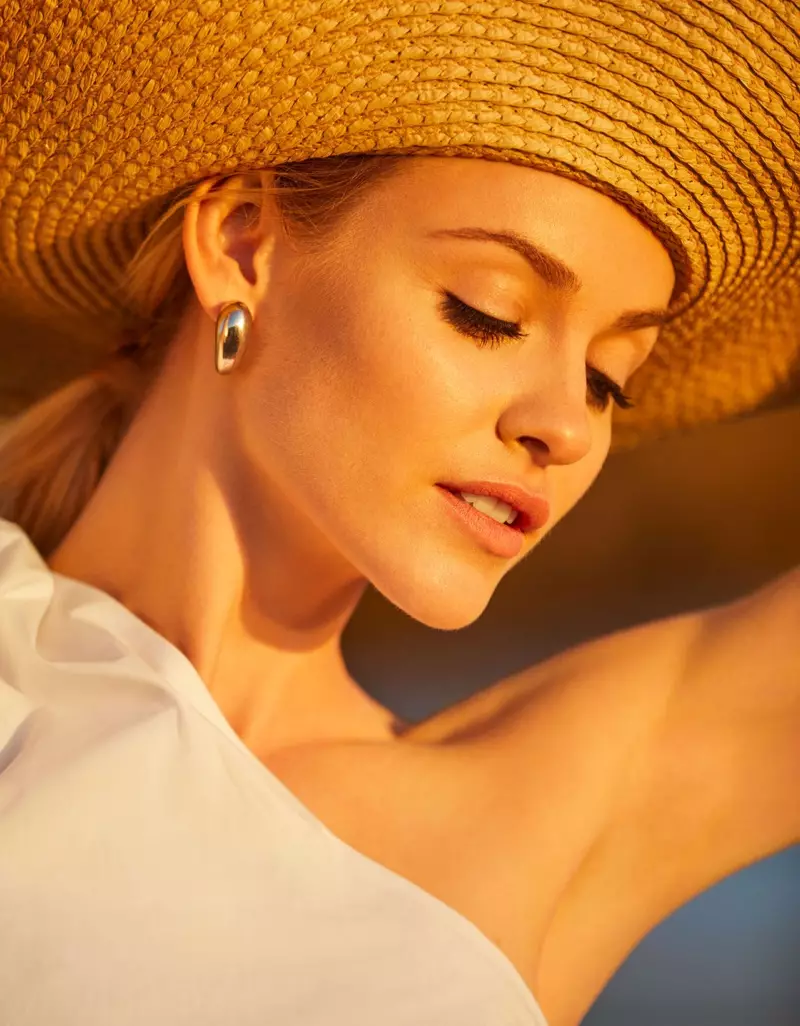 Ginta Lapina Memakai Gaya Pantai yang Chic untuk Vanity Fair Italy