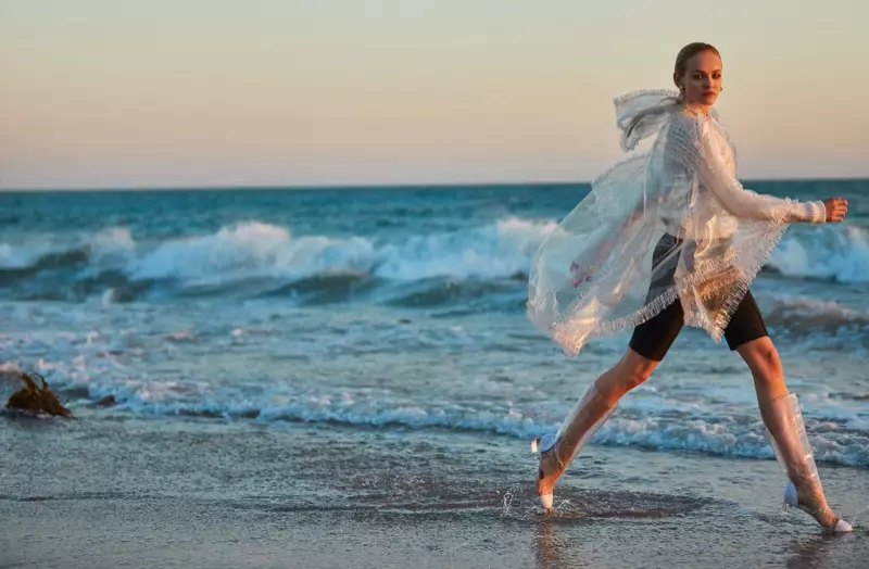 Ginta Lapina Yambara Imisusire ya Chic Beach kubusa Ubutaliyani