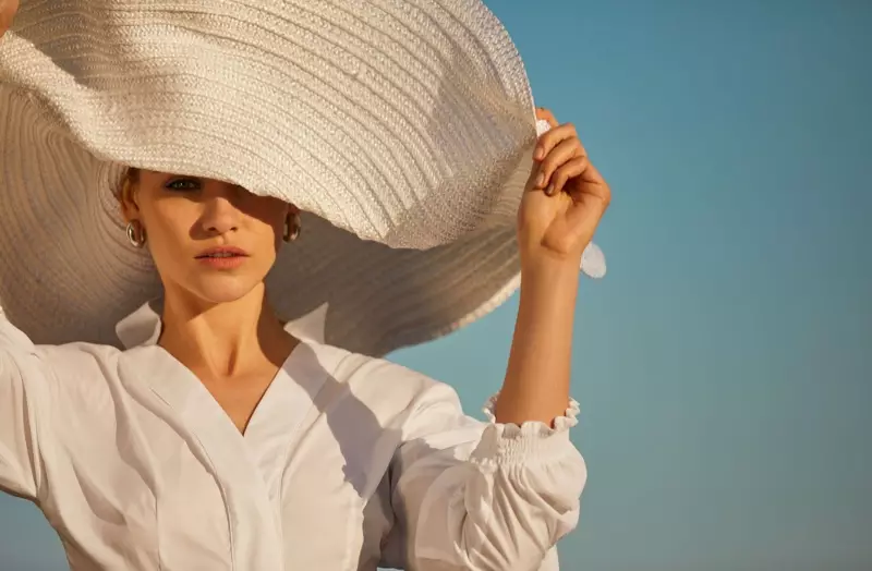 Ginta Lapina nosi šik stilove za plažu za Vanity Fair u Italiji