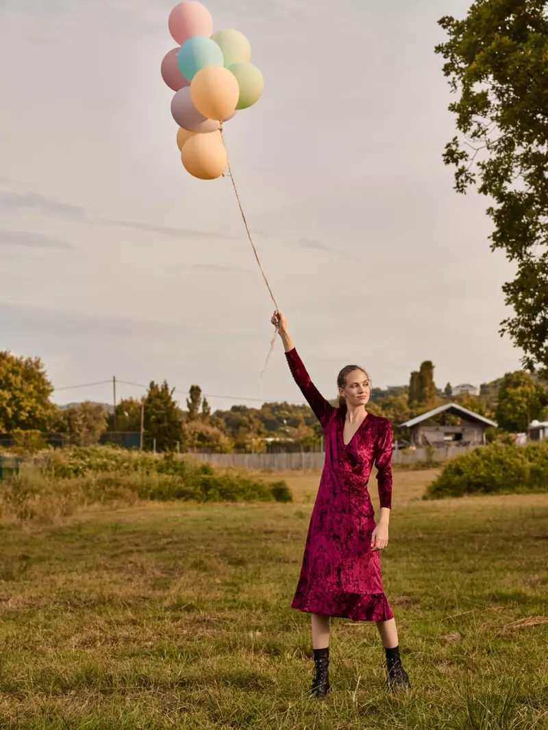 Адрієнн Джулігер позує з повітряними кулями для кампанії Beymen осінь-зима 2019