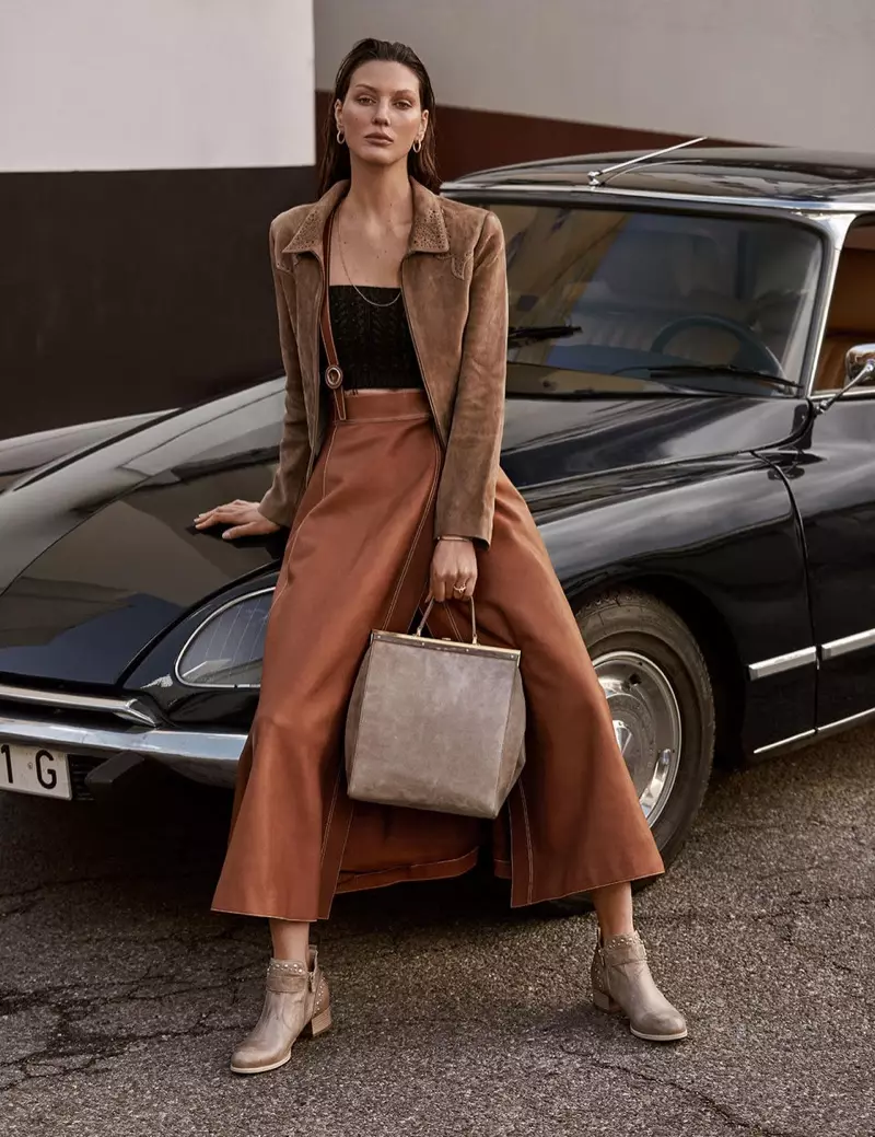 Veroniek Gielkens poserer i Chic Neutrals for Mujer Hoy